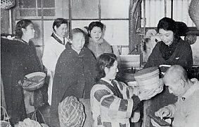 共同炊事施設が利用され、給食実施へと発展する。